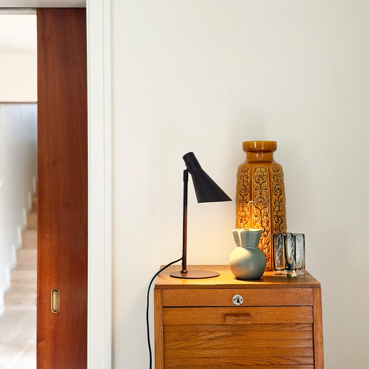 DL12 Mini 40cm Braun schreibtischlampe Von Dyberg Larsen - Ihr Schirm ist dreh- und neigbar, sodass Sie das Licht ganz einfach nach Bedarf ausrichten k&ouml;nnen.