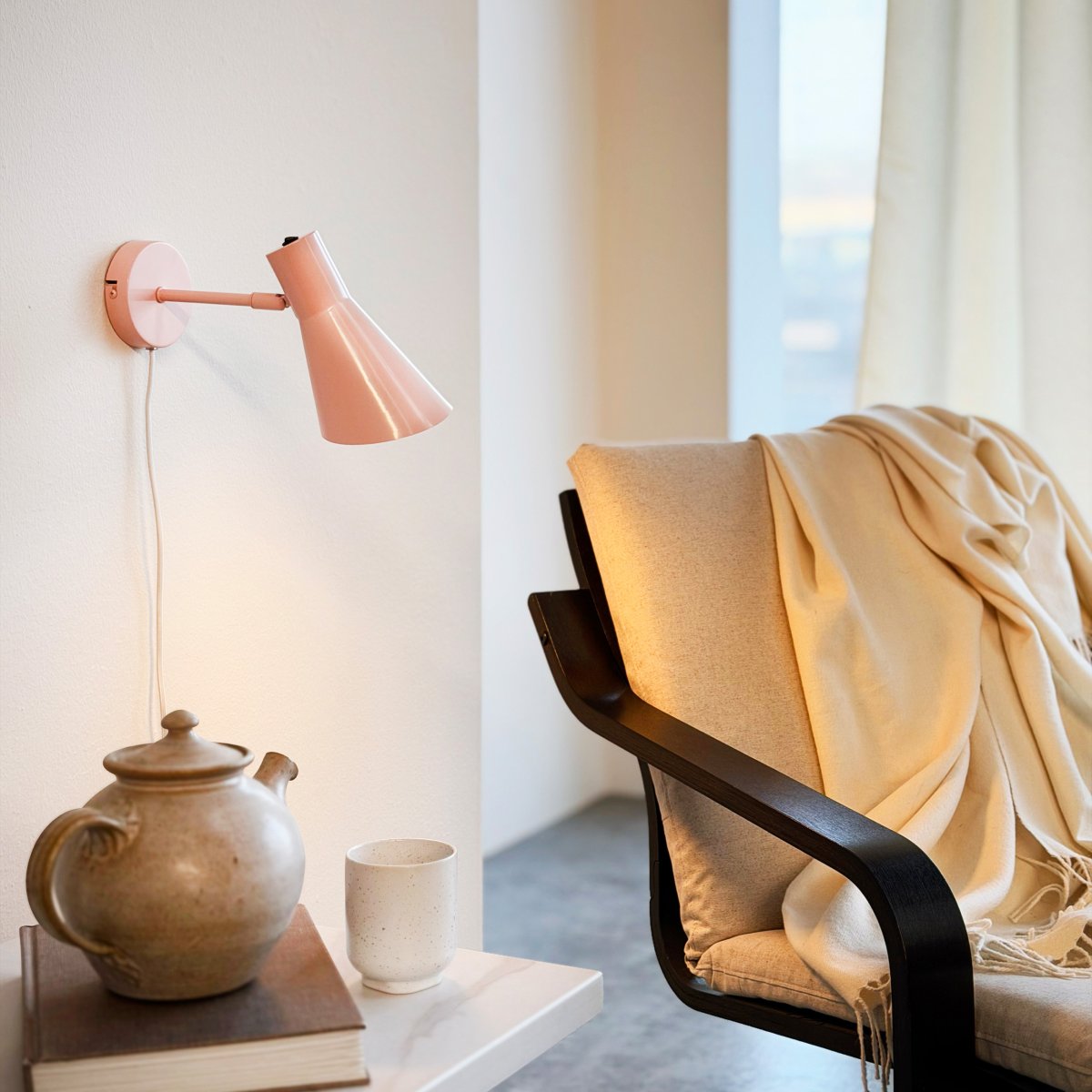 DL12 Rosa leselampe Von Dyberg Larsen - Die hellrosa Oberfl&auml;che verleiht dem Raum eine gem&uuml;tliche Atmosph&auml;re und sorgt f&uuml;r ein angenehmes, gerichtetes Licht.