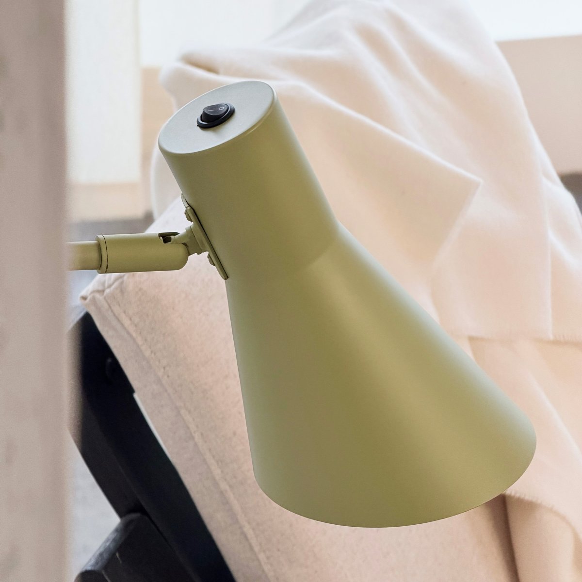 DL12 Grün leselampe Von Dyberg Larsen - Die dezente grüne Oberfläche verleiht dem Raum eine gemütliche Atmosphäre und sorgt für ein angenehmes, gerichtetes Licht.