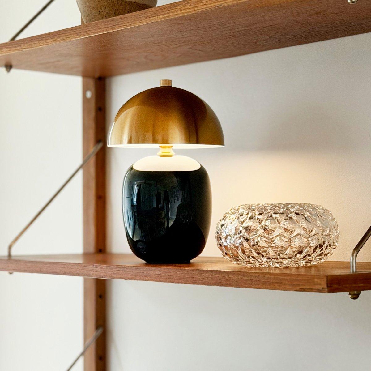 Manhatten 23cm Schwarz/Messing tragbare Von Dyberg Larsen - Die kleine, tragbare Leuchte ist robust und stilvoll und passt gleicherma&szlig;en gut ins Wohnzimmer, Schlafzimmer und Homeoffice.