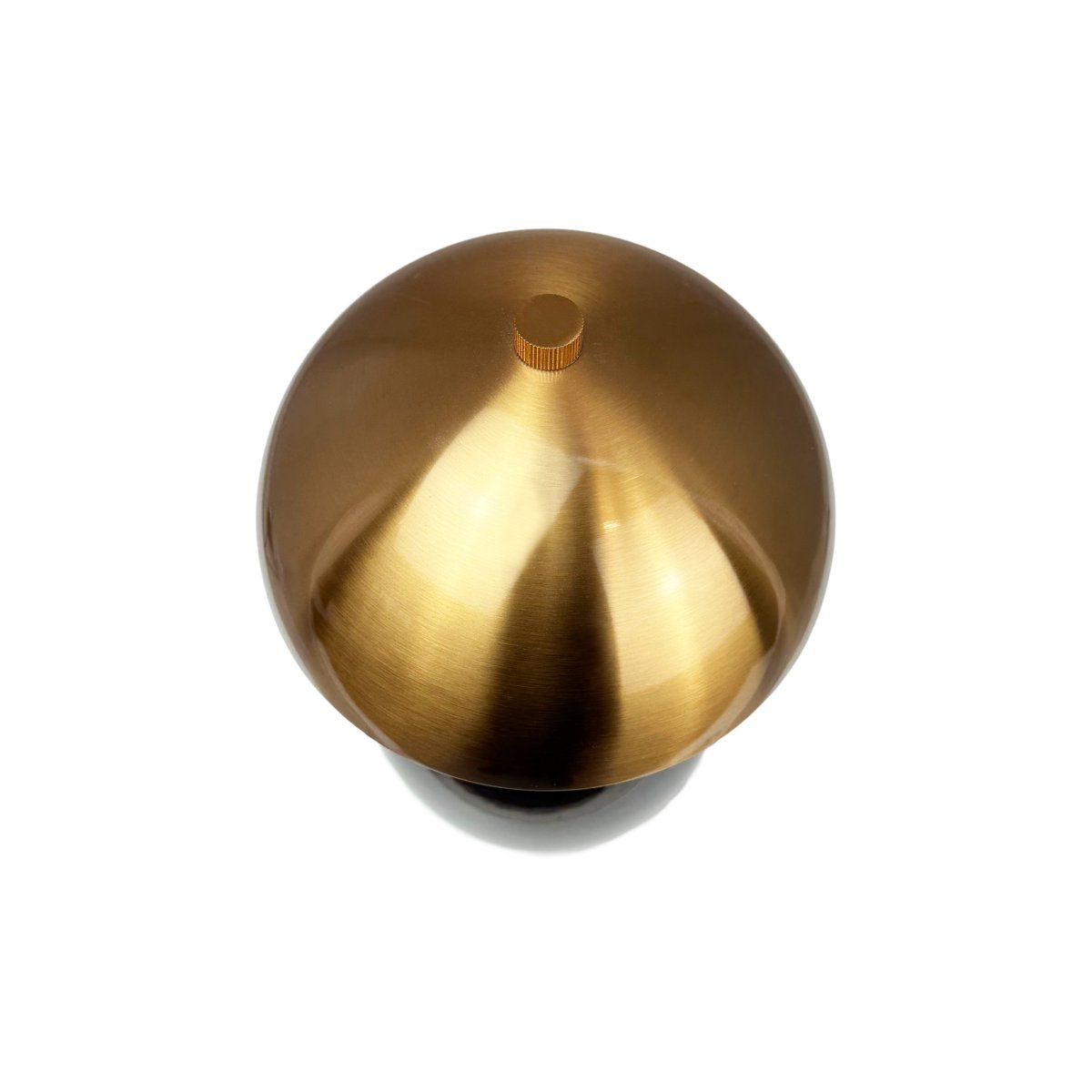 Manhatten 23cm Schwarz/Messing tragbare Von Dyberg Larsen - Die kleine, tragbare Leuchte ist robust und stilvoll und passt gleicherma&szlig;en gut ins Wohnzimmer, Schlafzimmer und Homeoffice.