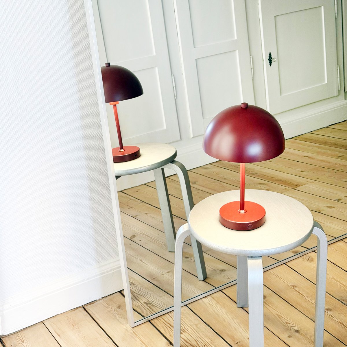 Stockholm 30cm ROT tragbare Von Dyberg Larsen - Die tragbare Metall-Tischleuchte Stockholm besticht durch ihre elegante, dunkelbraune Oberfl&auml;che und verleiht Ihrem Zuhause einen stilvollen und modernen Touch.