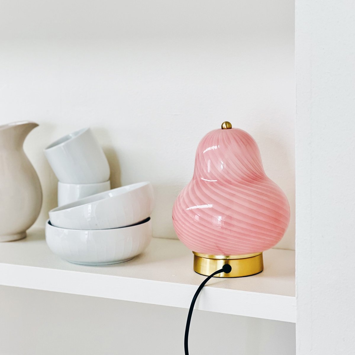 Lucy 20cm Rosa tischlampe Von Dyberg Larsen - Diese einzigartige Tischlampe aus rosa Glas mit wunderschönen Wirbelmustern ist eine farbenfrohe und verspielte Ergänzung für Ihr Zuhause.