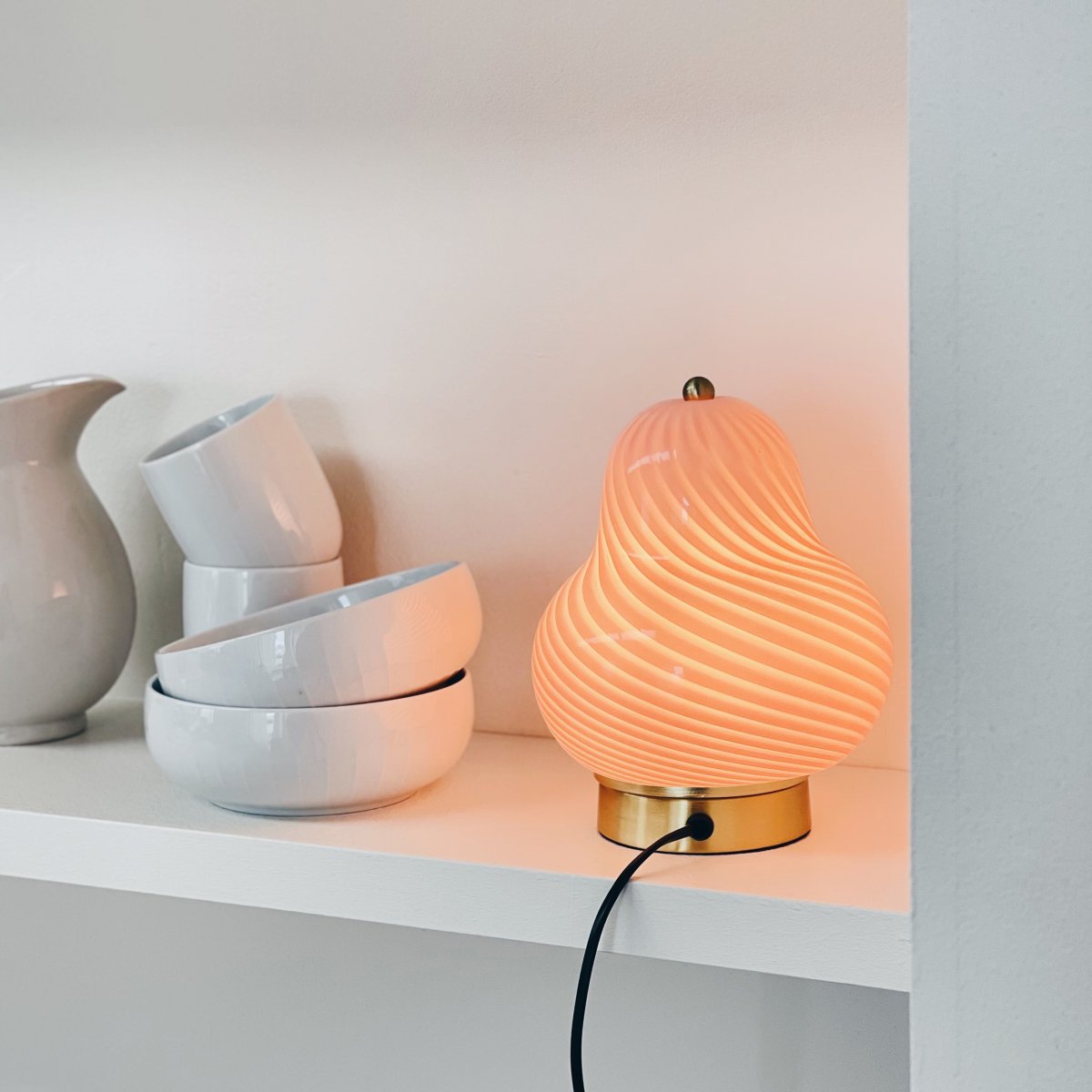 Lucy 20cm Rosa tischlampe Von Dyberg Larsen - Diese einzigartige Tischlampe aus rosa Glas mit wunderschönen Wirbelmustern ist eine farbenfrohe und verspielte Ergänzung für Ihr Zuhause.