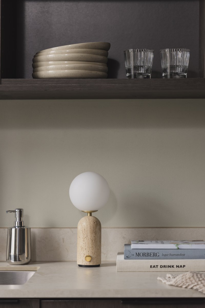 Torrano 28cm Beige Travertin tragbare Von Globen Lighting - F&uuml;r eine optimale Akkulaufzeit sollte die Lampe vor dem ersten Gebrauch vollst&auml;ndig aufgeladen, bei l&auml;ngerer Lagerung alle drei Monate aufgeladen und w&auml;hrend des Ladevorgangs ausgeschaltet sein.