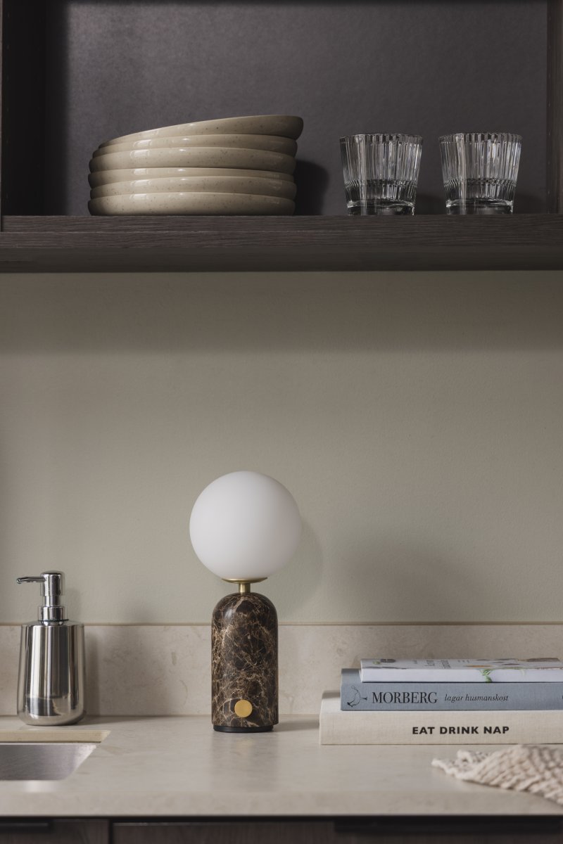 Torrano 28cm Brauner Marmor tragbare Von Globen Lighting - F&uuml;r eine optimale Akkulaufzeit sollte die Lampe vor dem ersten Gebrauch vollst&auml;ndig aufgeladen, bei l&auml;ngerer Lagerung alle drei Monate aufgeladen und w&auml;hrend des Ladevorgangs ausgeschaltet sein.