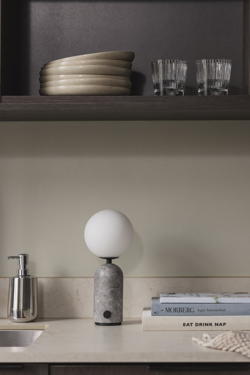 Torrano 28cm Grauer Marmor tragbare Von Globen Lighting - F&uuml;r eine optimale Akkulaufzeit sollte die Lampe vor dem ersten Gebrauch vollst&auml;ndig aufgeladen, bei l&auml;ngerer Lagerung alle drei Monate aufgeladen und w&auml;hrend des Ladevorgangs ausgeschaltet sein.