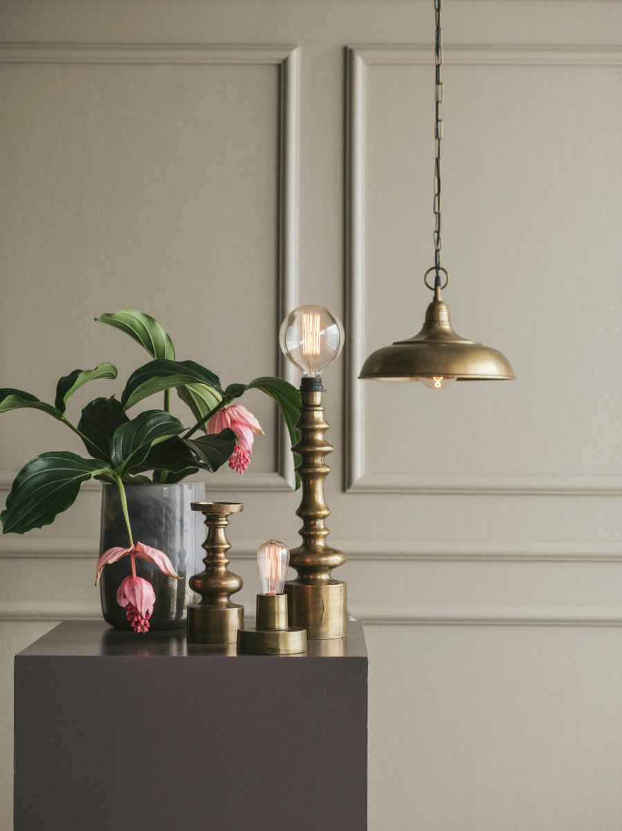 Philadelphia Ø35 Gold hängelampe Von PR Home - Die Deckenleuchte verf&uuml;gt &uuml;ber eine 1,2 Meter lange Kette aus Messing und eine Deckendose in der gleichen Farbe.