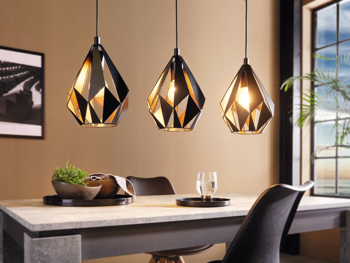 Carlton 80cm Schwarz hängelampe Von Eglo - Das schwarze &Auml;u&szlig;ere harmoniert perfekt mit dem kupferfarbenen Inneren, das f&uuml;r ein warmes und stimmungsvolles Licht sorgt.
