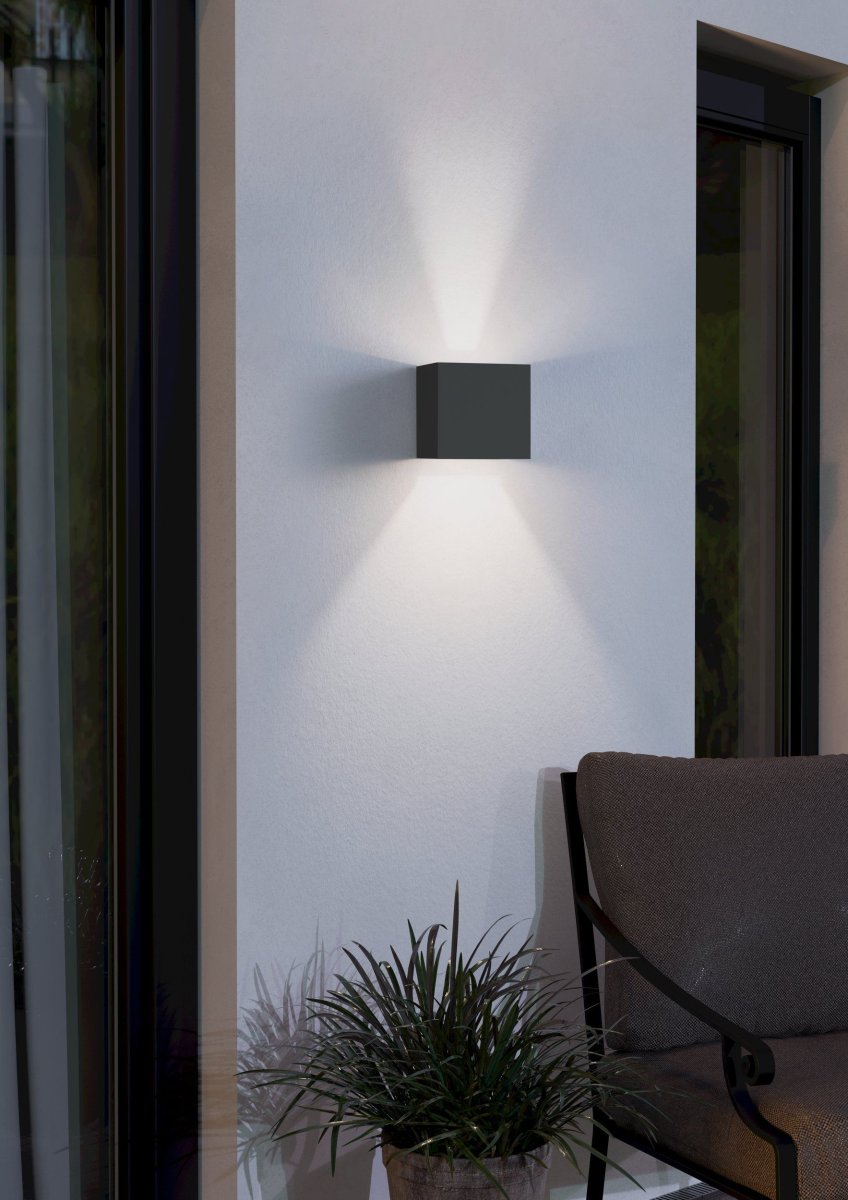 Calpino Anthrazit außenlampe Von Eglo - Die integrierte LED-Beleuchtung erzeugt ein warmwei&szlig;es und angenehmes Licht, das die Wand sowohl nach oben als auch nach unten ausleuchtet.