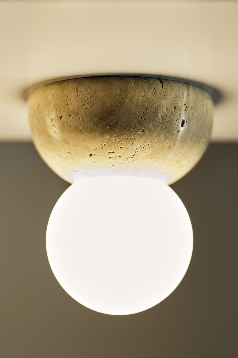 Torrano Ø13 Beiger Travertin badezimmerlampe Von Globen Lighting - Nutzen Sie sie neben dem Spiegel, an der Decke oder kreieren Sie Ihr eigenes, spannendes Arrangement aus mehreren Stücken an der Wand.