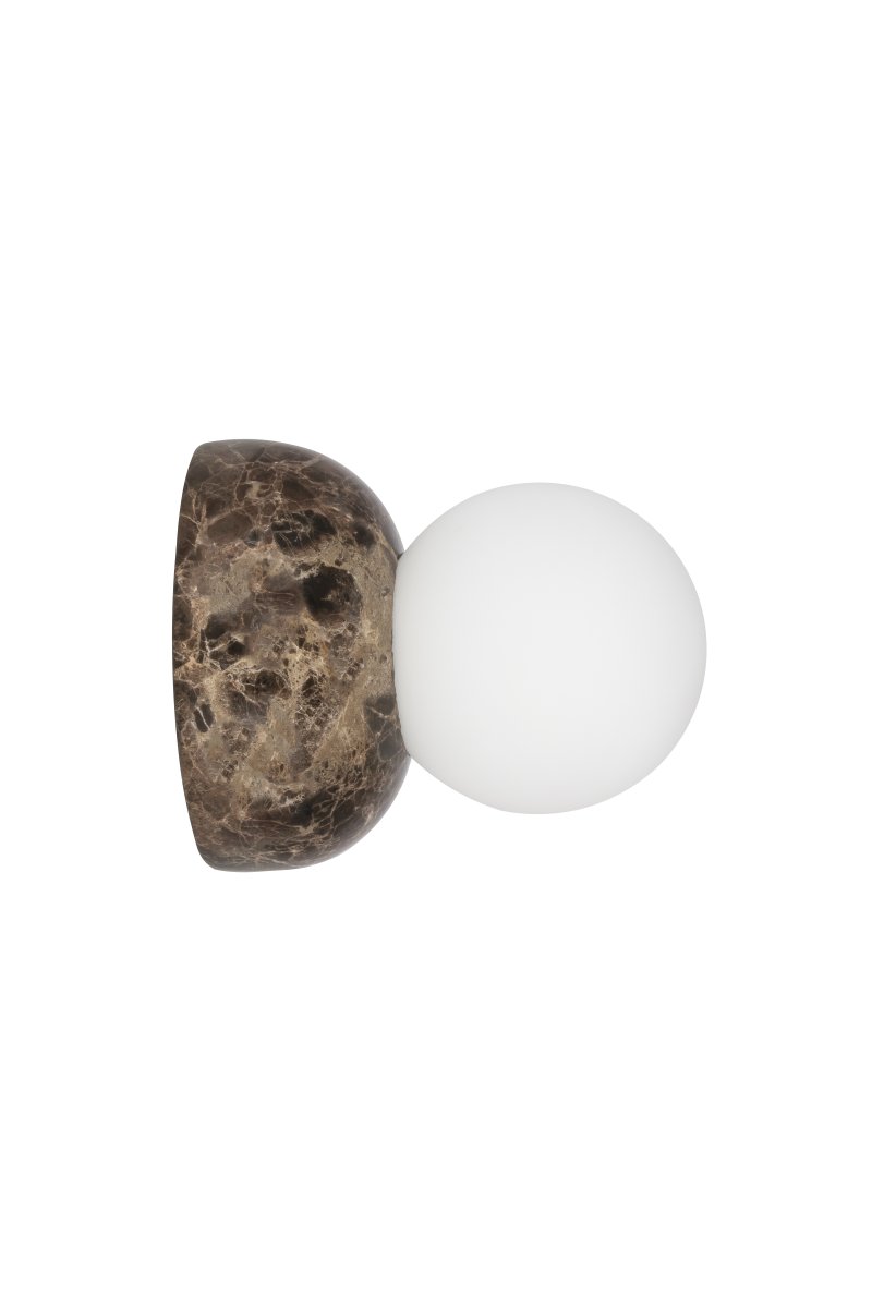 Torrano Ø13 Brauner Marmor badezimmerlampe Von Globen Lighting - Nutzen Sie sie neben dem Spiegel, an der Decke oder kreieren Sie Ihr eigenes, spannendes Arrangement aus mehreren Stücken an der Wand.