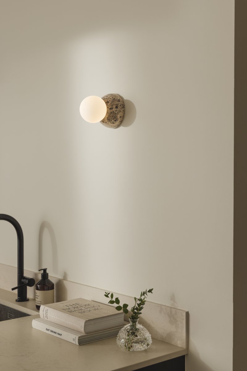 Torrano Ø13 Brauner Marmor badezimmerlampe Von Globen Lighting - Nutzen Sie sie neben dem Spiegel, an der Decke oder kreieren Sie Ihr eigenes, spannendes Arrangement aus mehreren Stücken an der Wand.