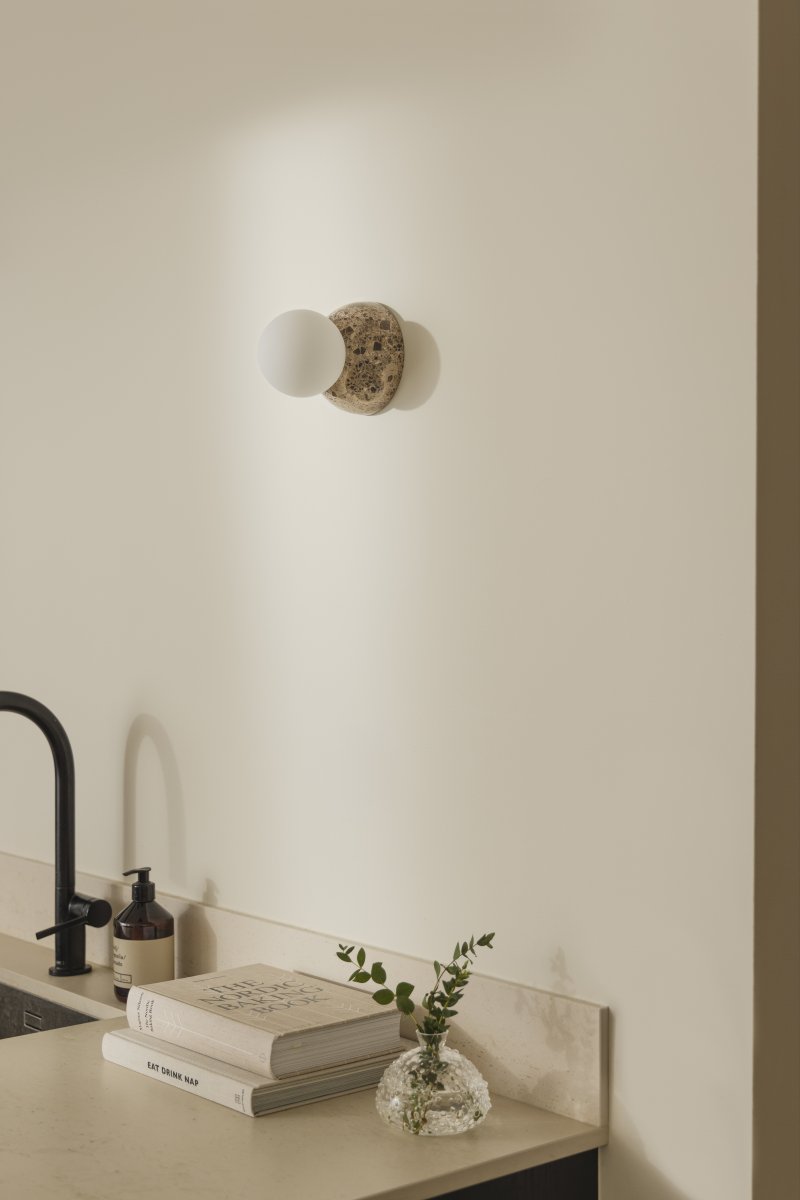 Torrano Ø13 Brauner Marmor badezimmerlampe Von Globen Lighting - Nutzen Sie sie neben dem Spiegel, an der Decke oder kreieren Sie Ihr eigenes, spannendes Arrangement aus mehreren Stücken an der Wand.