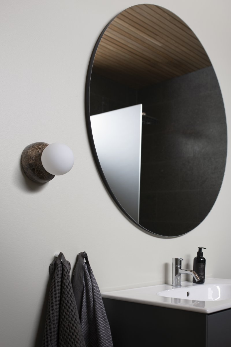 Torrano Ø13 Brauner Marmor badezimmerlampe Von Globen Lighting - Nutzen Sie sie neben dem Spiegel, an der Decke oder kreieren Sie Ihr eigenes, spannendes Arrangement aus mehreren Stücken an der Wand.