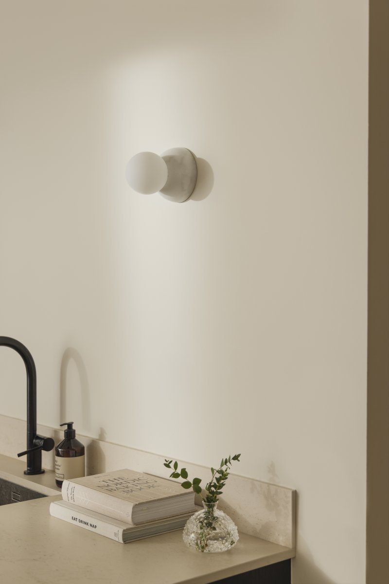 Torrano Ø13 Weißer Marmor badezimmerlampe Von Globen Lighting - Nutzen Sie sie neben dem Spiegel, an der Decke oder kreieren Sie Ihr eigenes, spannendes Arrangement aus mehreren Stücken an der Wand.