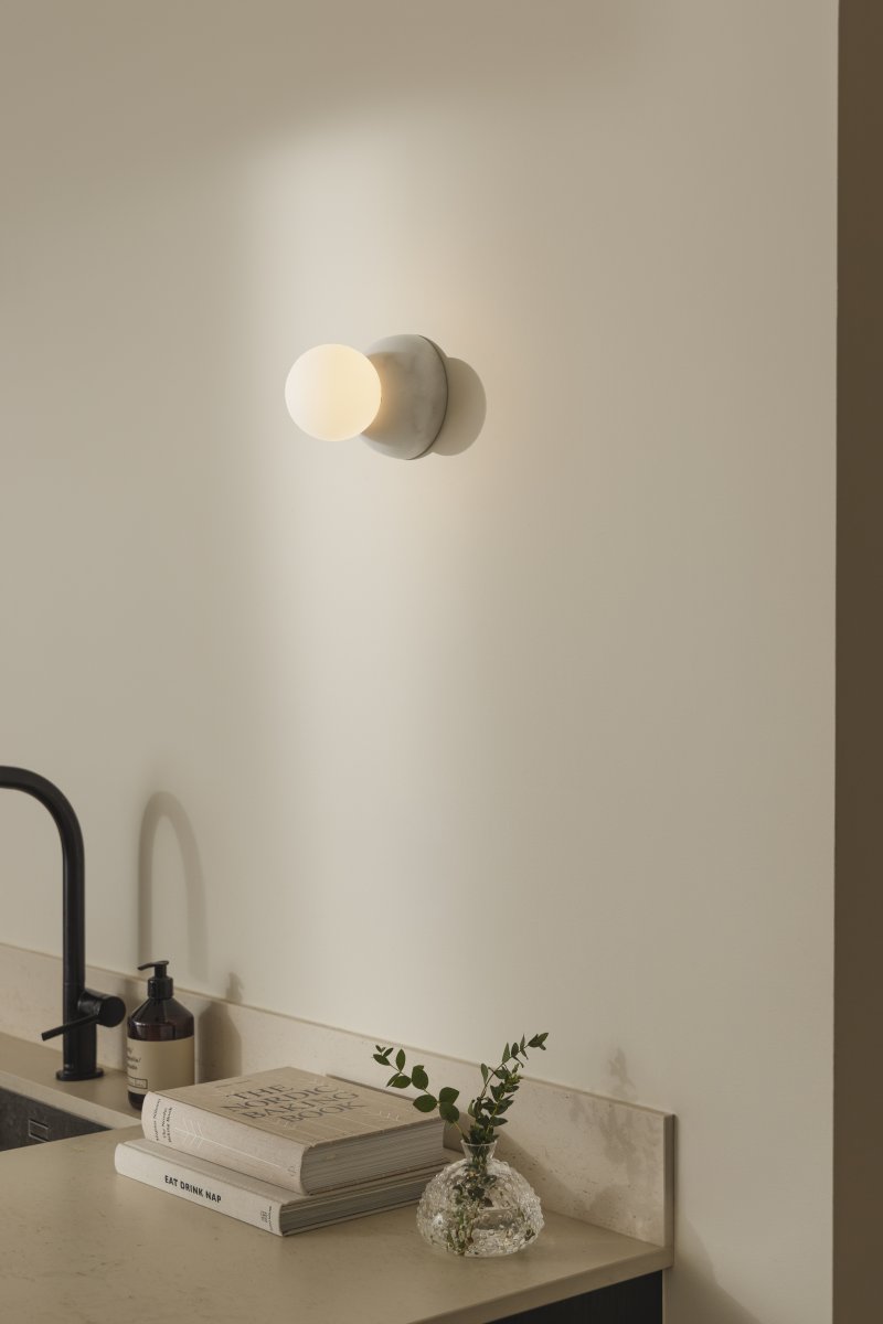 Torrano Ø13 Weißer Marmor badezimmerlampe Von Globen Lighting - Nutzen Sie sie neben dem Spiegel, an der Decke oder kreieren Sie Ihr eigenes, spannendes Arrangement aus mehreren Stücken an der Wand.