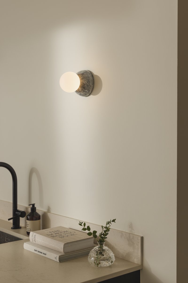 Torrano Ø13 Grauer Marmor badezimmerlampe Von Globen Lighting - Nutzen Sie sie neben dem Spiegel, an der Decke oder kreieren Sie Ihr eigenes, spannendes Arrangement aus mehreren Stücken an der Wand.