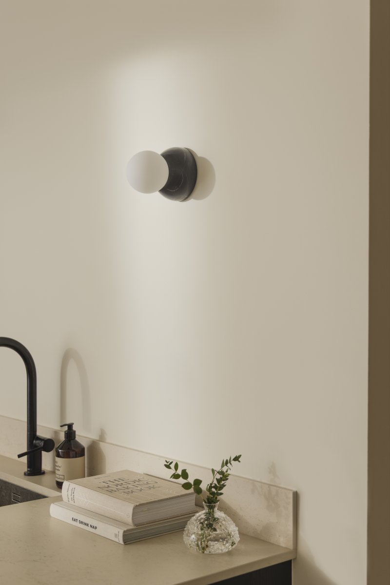 Torrano Ø13 Schwarzer Marmor badezimmerlampe Von Globen Lighting - Nutzen Sie sie neben dem Spiegel, an der Decke oder kreieren Sie Ihr eigenes, spannendes Arrangement aus mehreren Stücken an der Wand.