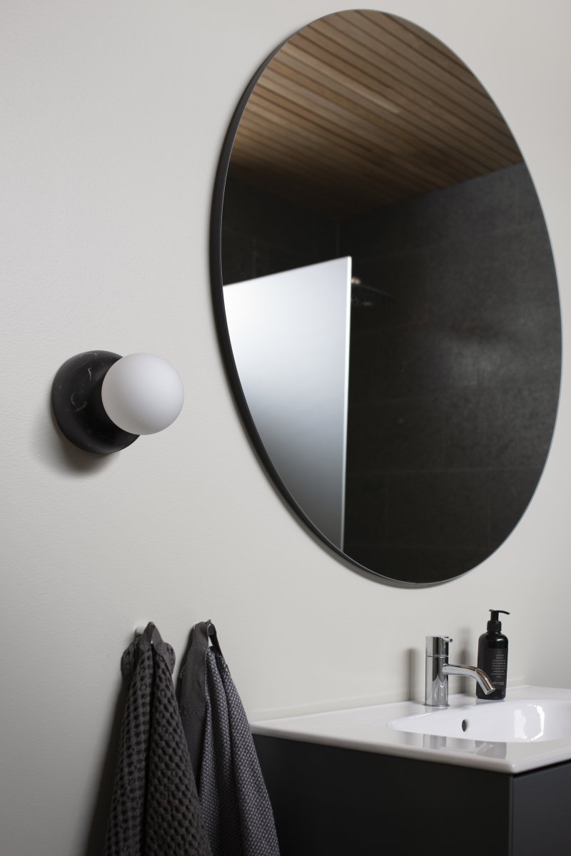 Torrano Ø13 Schwarzer Marmor badezimmerlampe Von Globen Lighting - Nutzen Sie sie neben dem Spiegel, an der Decke oder kreieren Sie Ihr eigenes, spannendes Arrangement aus mehreren Stücken an der Wand.