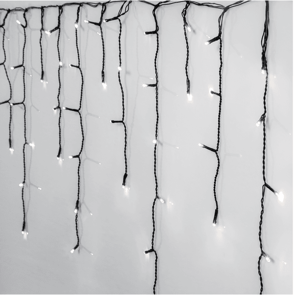 Eiszapfen-Lichterkette Crispy Ice White 12m Schwarz Von Star Trading - Eiszapfenkette mit 480 LED-Lichtern mit einem sch&ouml;nen, etwas k&uuml;hleren Schein.