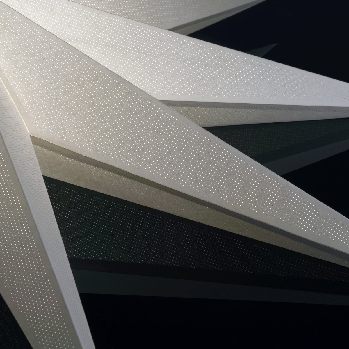 Papierstern Ø115 Weiß Von Konstsmide - Das schlichte, elegante Design verbreitet ein sanftes und angenehmes Licht, das in der Advents- und Weihnachtszeit f&uuml;r eine harmonische Stimmung sorgt.