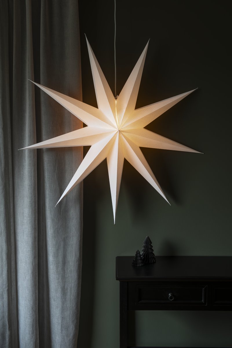 Papierstern Ø115 Weiß Von Konstsmide - Das schlichte, elegante Design verbreitet ein sanftes und angenehmes Licht, das in der Advents- und Weihnachtszeit f&uuml;r eine harmonische Stimmung sorgt.