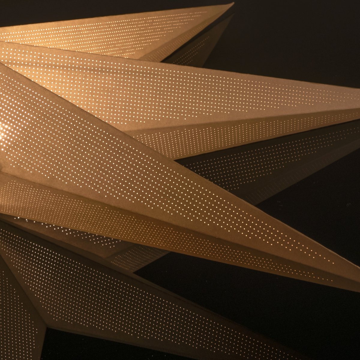 Papierstern Ø115 Beige Von Konstsmide - Das schlichte, elegante Design verbreitet ein sanftes und angenehmes Licht, das in der Advents- und Weihnachtszeit f&uuml;r eine harmonische Stimmung sorgt.