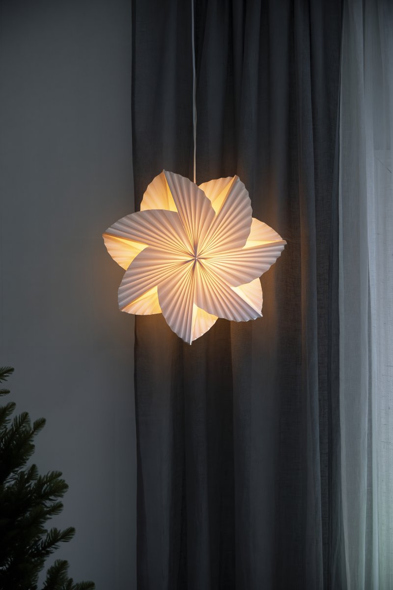 Papierstern gefaltet Ø60 Weiß Von Konstsmide - Die blumenartige Form erinnert an ein Windrad und verleiht dem Stern einen verspielten und einzigartigen Ausdruck.