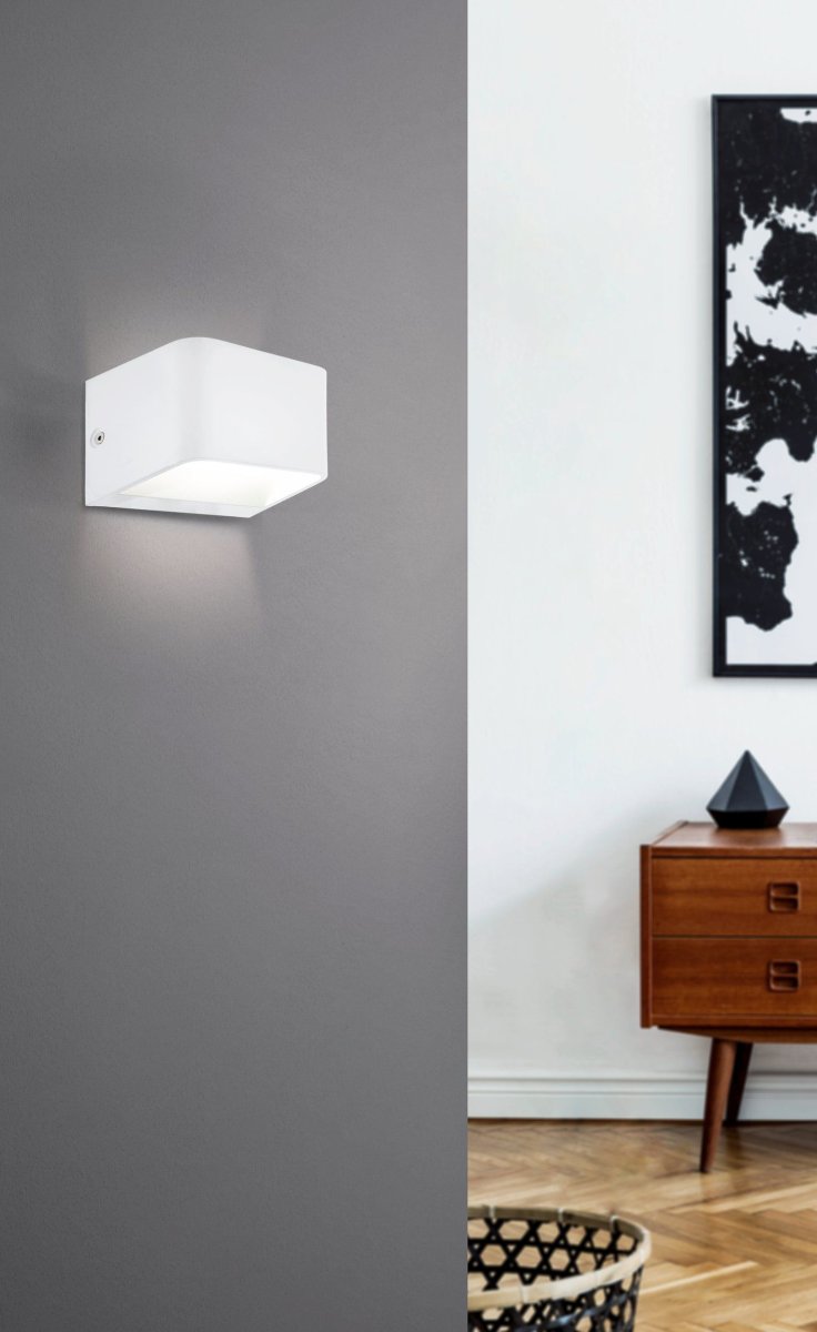 Sania 13cm Weiß wandlampe Von Eglo - Sania ist eine stilvolle und moderne Wandleuchte aus wei&szlig;em Metall, die sich harmonisch in die meisten Umgebungen einf&uuml;gt.