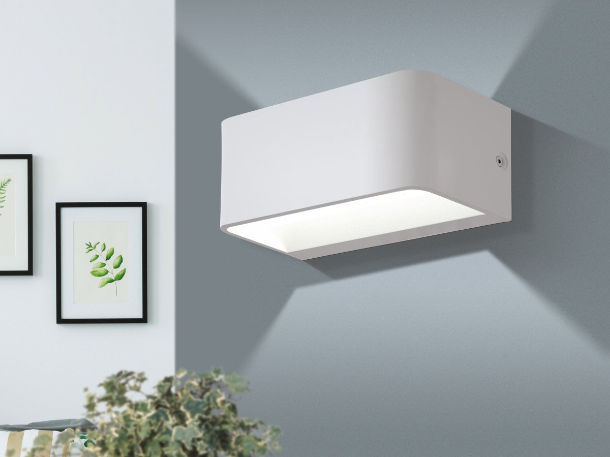 Sania 20cm Weiß wandlampe Von Eglo - Sania ist eine stilvolle und moderne Wandleuchte aus wei&szlig;em Metall, die sich harmonisch in die meisten Umgebungen einf&uuml;gt.