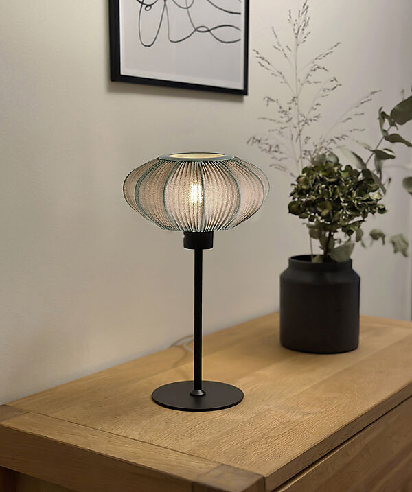 Mamsell 37cm Schwarz tischlampe Von Aneta Lighting - Die Tischleuchte Mamsell ist mit fein plissiertem Stretchstoff bespannt, der für ein angenehmes, leicht gedämpftes Licht sorgt.