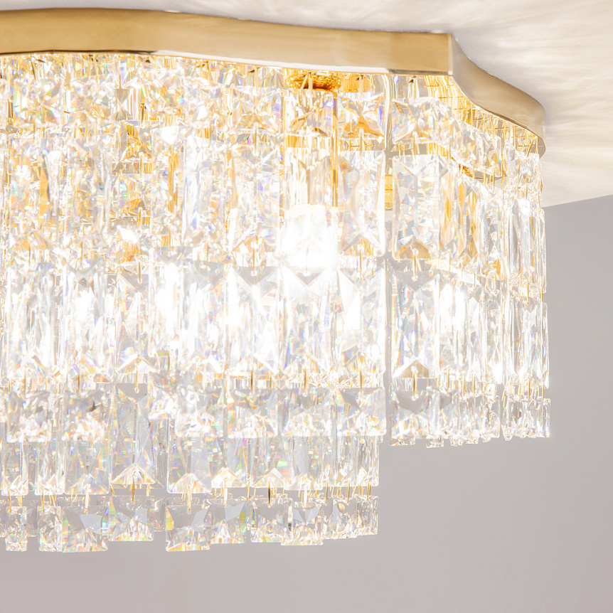 Dune Ø45 Gold kristall Von Maytoni - Die funkelnden Prismen fangen das Licht ein und erzeugen eine luxuri&ouml;se Atmosph&auml;re im Raum.