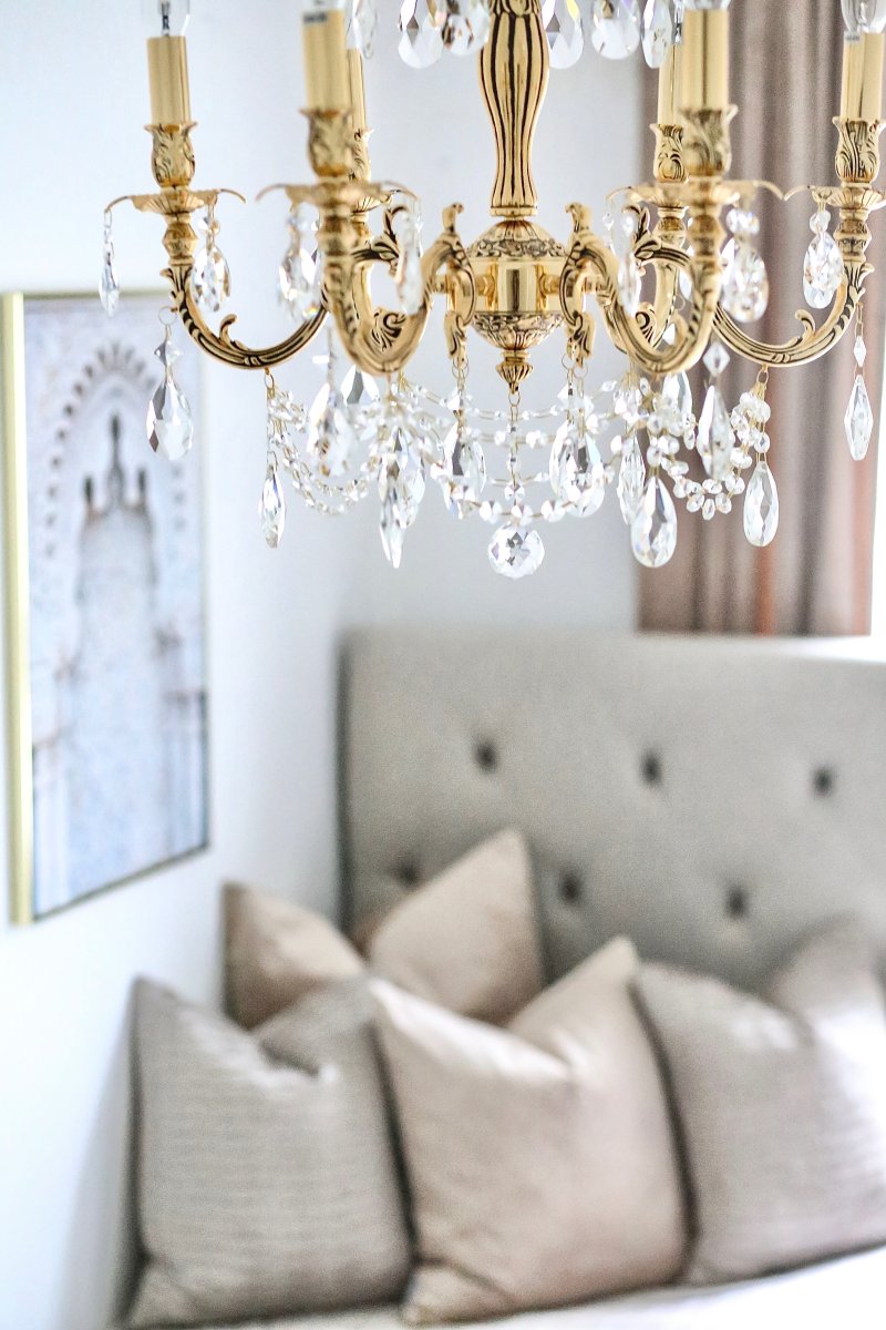 Versailles Ø55 Antikes Messing hängelampe Von Aneta Lighting - Die dekorativen Details sorgen in Kombination mit den klaren K9-Kristallen für eine wunderschöne Lichtverteilung im Raum.