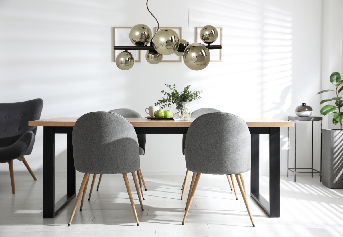 Molekyl 58cm Rauchgrau hängelampe Von Aneta Lighting - Moderne, stilvolle Deckenleuchte von MOLEKYL aus schwarz lackiertem Metall mit 7 Rauchglasschirmen in zwei Farben.