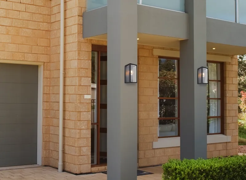 Gundula Schwarz außenlampe Von Globo Lighting - Med sin stilrena design i svart pressgjuten&nbsp;aluminium ger den ett elegant intryck samtidigt som den &auml;r v&auml;dert&aring;lig.