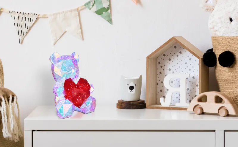 Brondar Transparent kinderlampe Von Globo Lighting - Den charmiga bordslampan i form av en s&ouml;t bj&ouml;rn med ett hj&auml;rta i kristall-look sprider ett magiskt sken i rummet.
