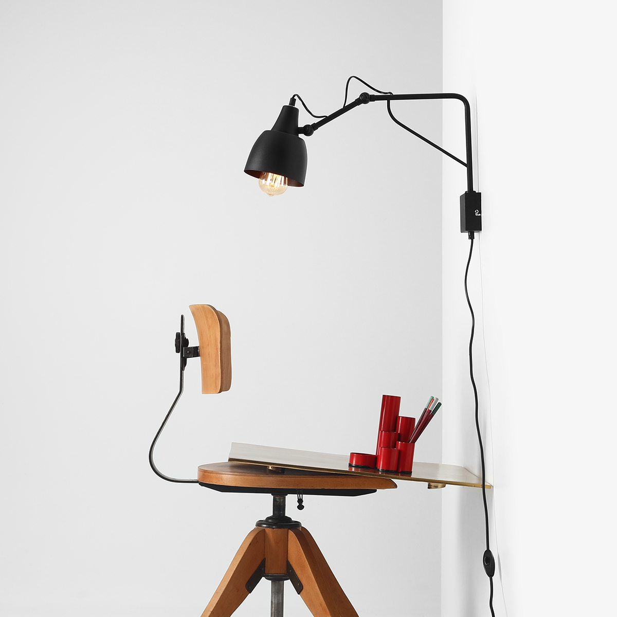 Soho 50cm Schwarz wandlampe Von Artera - Diese moderne Wandleuchte ist elegant und funktional zugleich und verfügt über einen verstellbaren Arm, mit dem sich das Licht ganz einfach dorthin richten lässt, wo es benötigt wird.