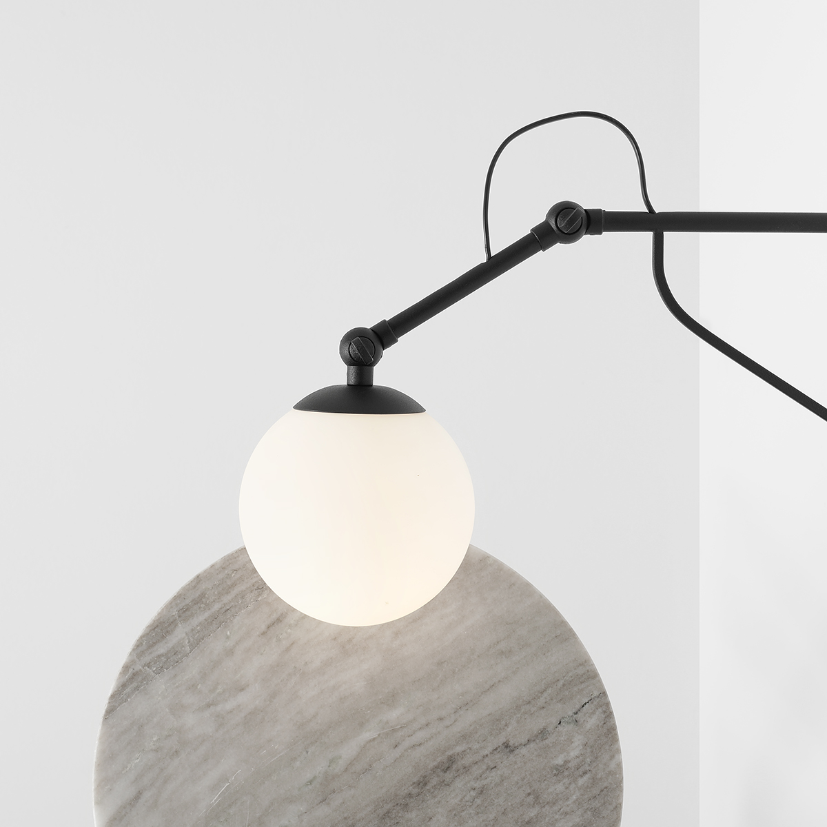 Soho 50cm Schwarz wandlampe Von Artera - Diese moderne Wandleuchte ist elegant und funktional zugleich und verfügt über einen verstellbaren Arm, mit dem sich das Licht ganz einfach dorthin richten lässt, wo es benötigt wird.