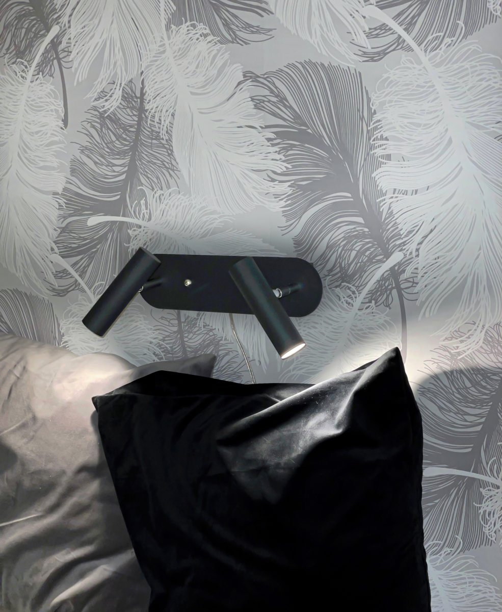 Artic Schwarz leselampe Von Aneta Lighting - Artic-Doppelwandleuchte aus schwarz lackiertem Metall mit Chromdetails.