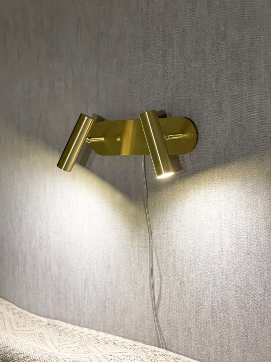 Artic Mattes Messing leselampe Von Aneta Lighting - 2 verstellbare K&ouml;pfe mit LED-Lichtquelle, die angenehmes warmwei&szlig;es Licht spendet.