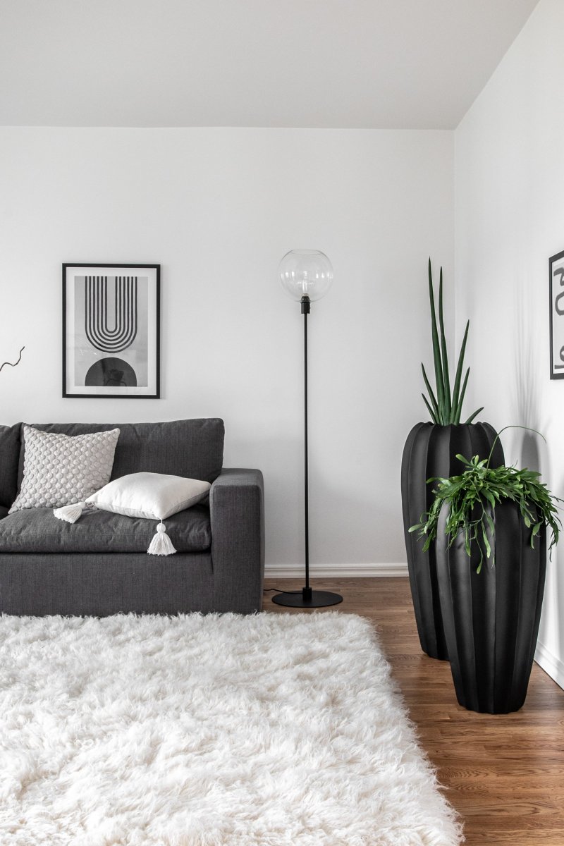 Bowl Klar stehlampe Von Globen Lighting - Der mattschwarze Metallrahmen harmoniert perfekt mit dem runden, transparenten Glasschirm und verleiht der Leuchte eine elegante und luftige Note.