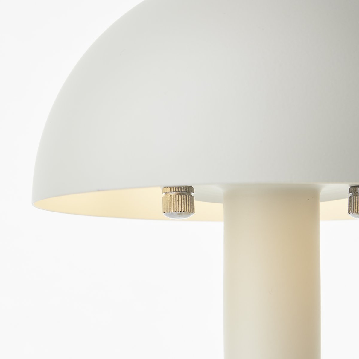 Petite 27cm Beige tischlampe Von Brilliant - Es empfiehlt sich, sie im Fenster, auf dem Schreibtisch oder im Schlafzimmer als Nachttischlampe zu platzieren.
