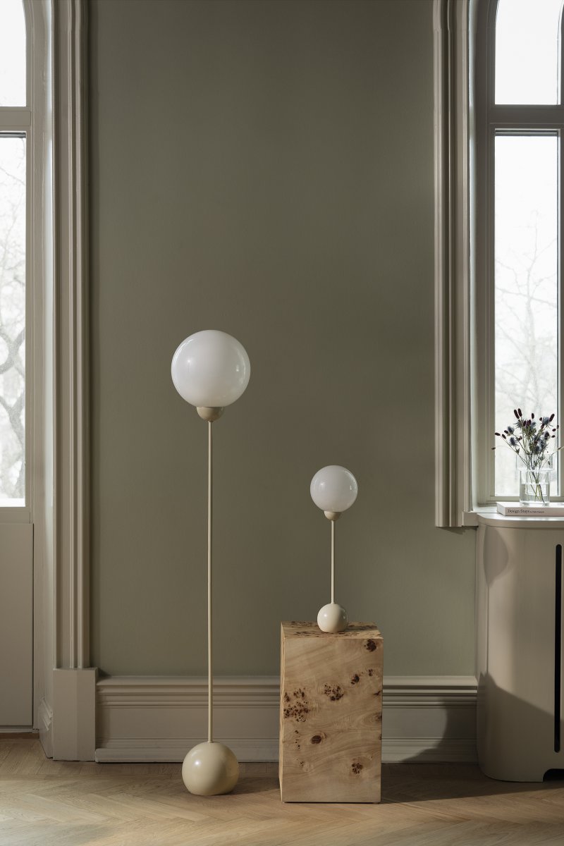 Ripley 52cm Beige tischlampe Von Globen Lighting - Ihre schlanke Form und die abgerundeten Details verleihen ihr einen modernen und verspielten Look, während der Glasschirm ein weiches und angenehmes Licht verbreitet.