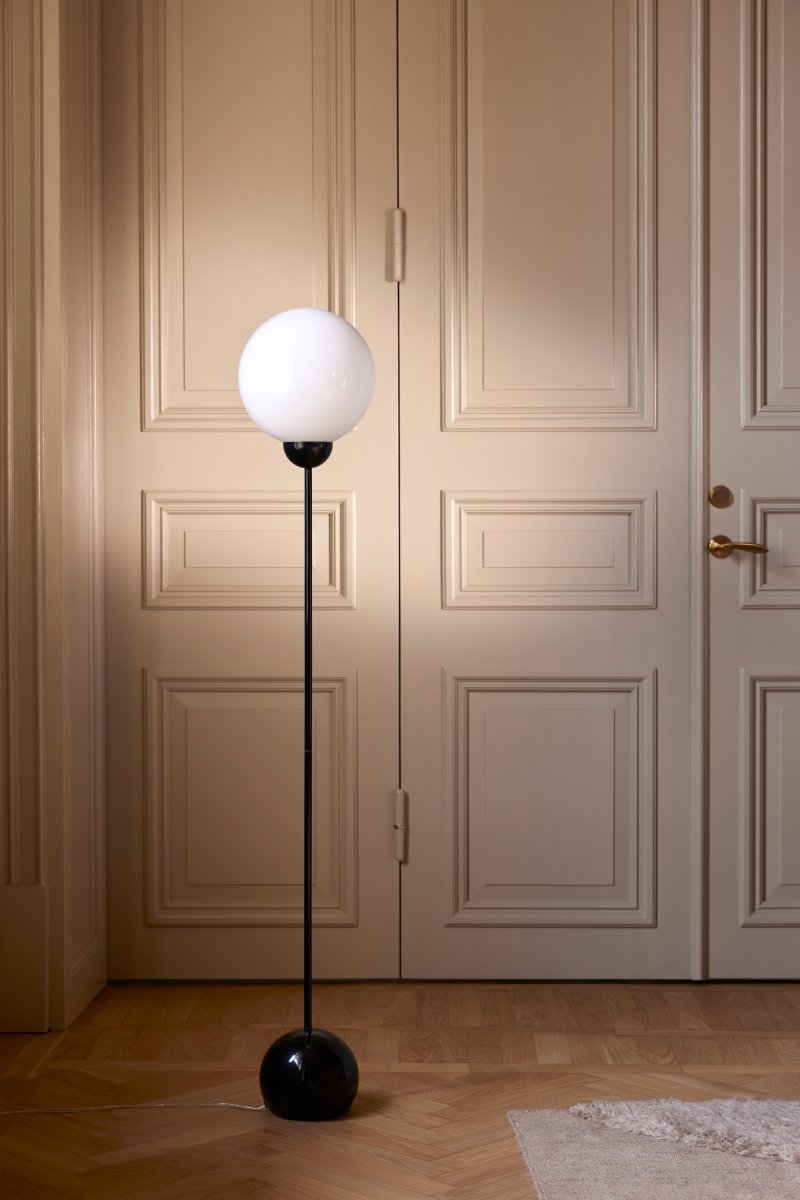 Ripley Schwarz stehlampe Von Globen Lighting - Ripley hat ein 200 cm langes transparentes Kabel mit Fußschalter und Stecker.