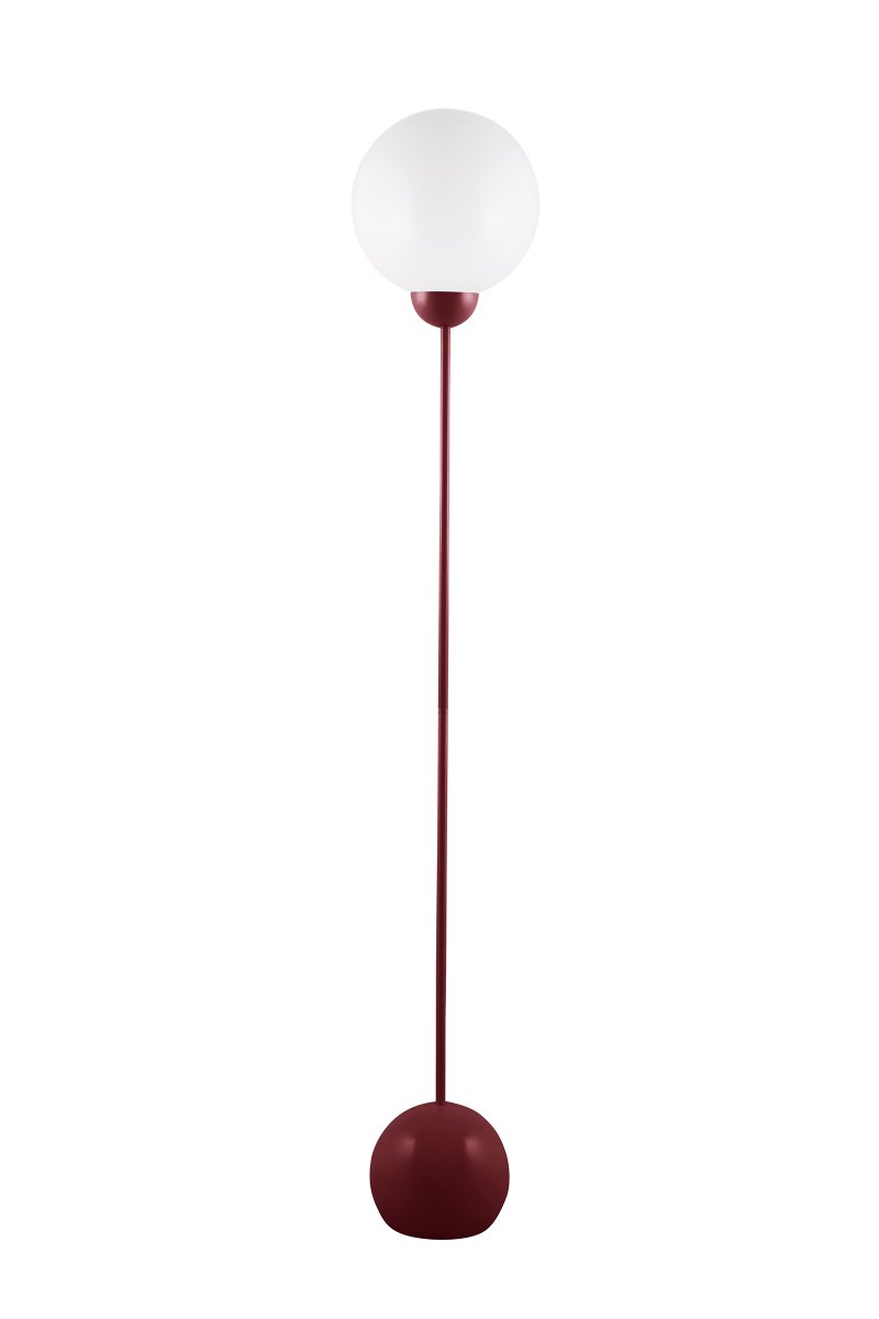 Ripley Burgund stehlampe Von Globen Lighting - Die schlanke Form und die sanft gerundeten Details verleihen der Leuchte einen modernen und verspielten Ausdruck.