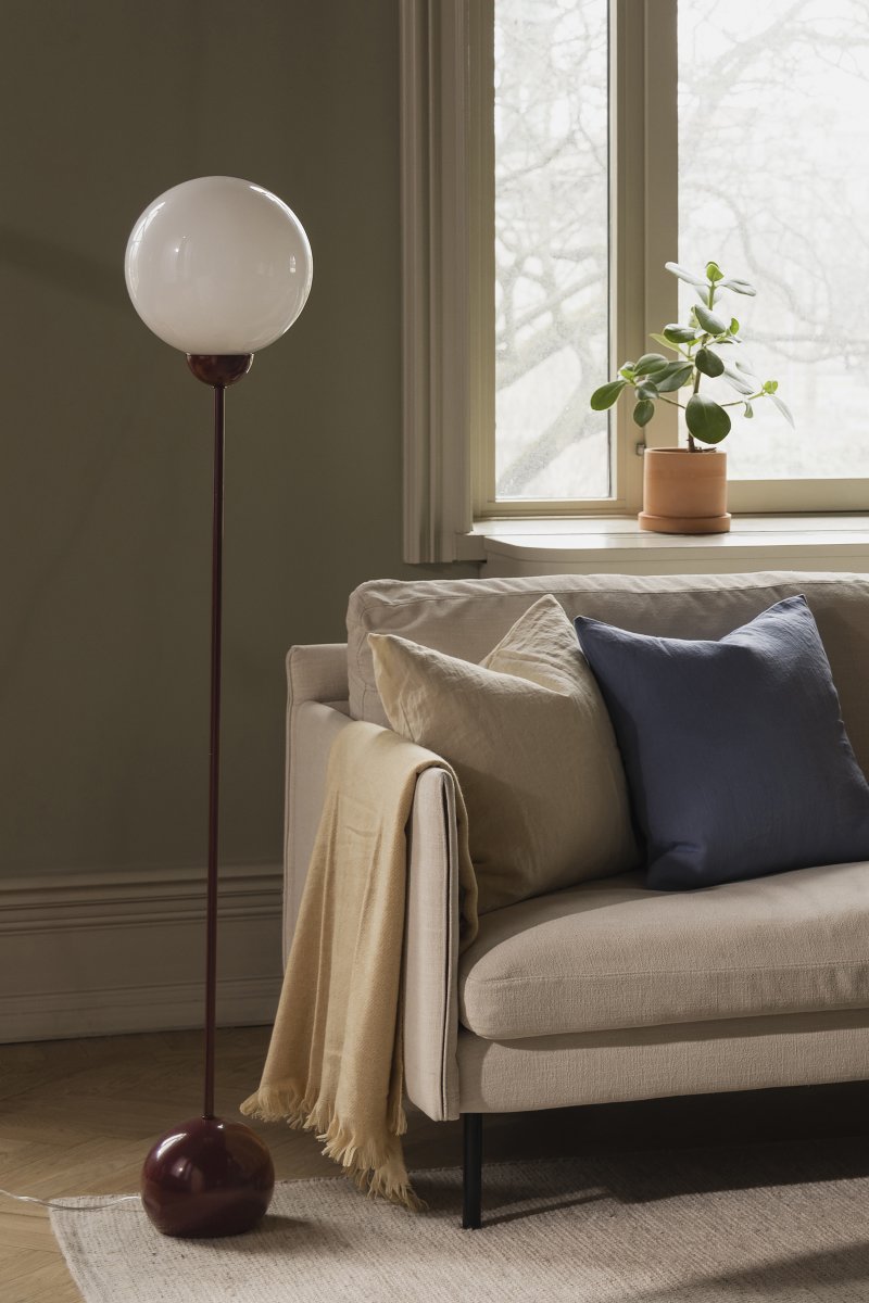 Ripley Burgund stehlampe Von Globen Lighting - Die schlanke Form und die sanft gerundeten Details verleihen der Leuchte einen modernen und verspielten Ausdruck.