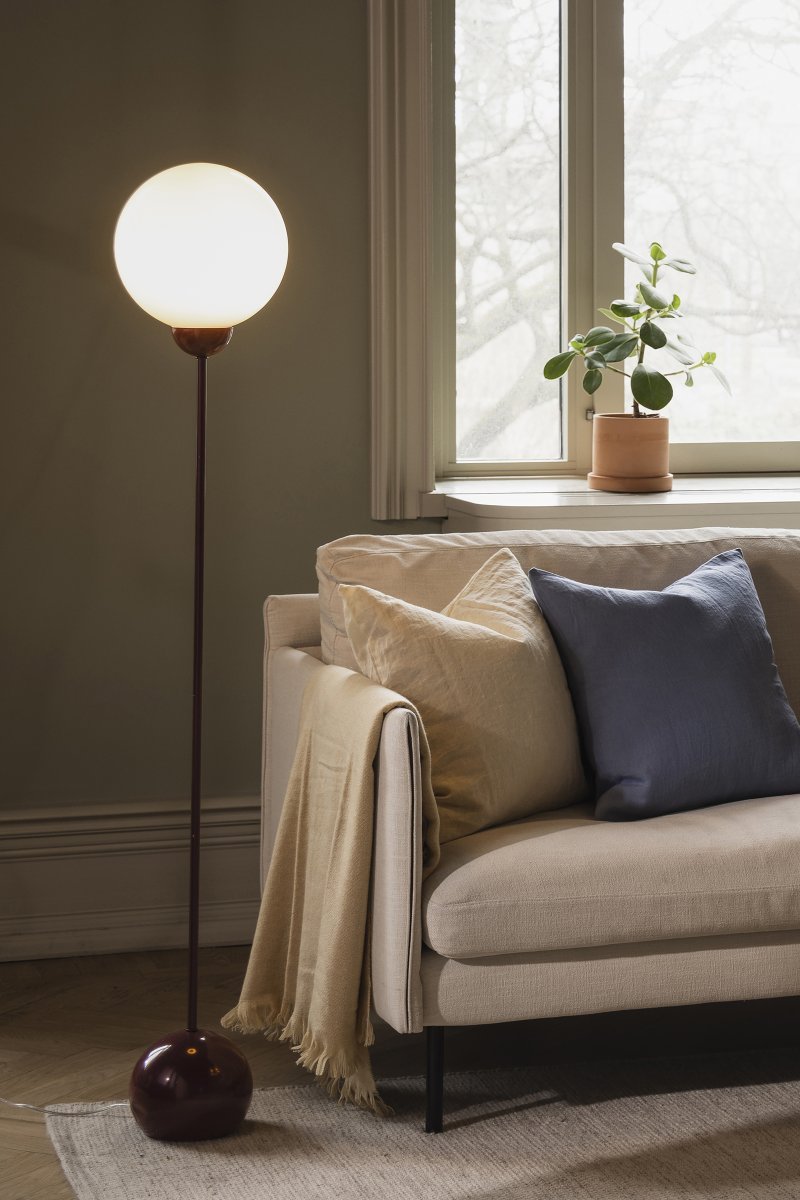 Ripley Burgund stehlampe Von Globen Lighting - Die schlanke Form und die sanft gerundeten Details verleihen der Leuchte einen modernen und verspielten Ausdruck.