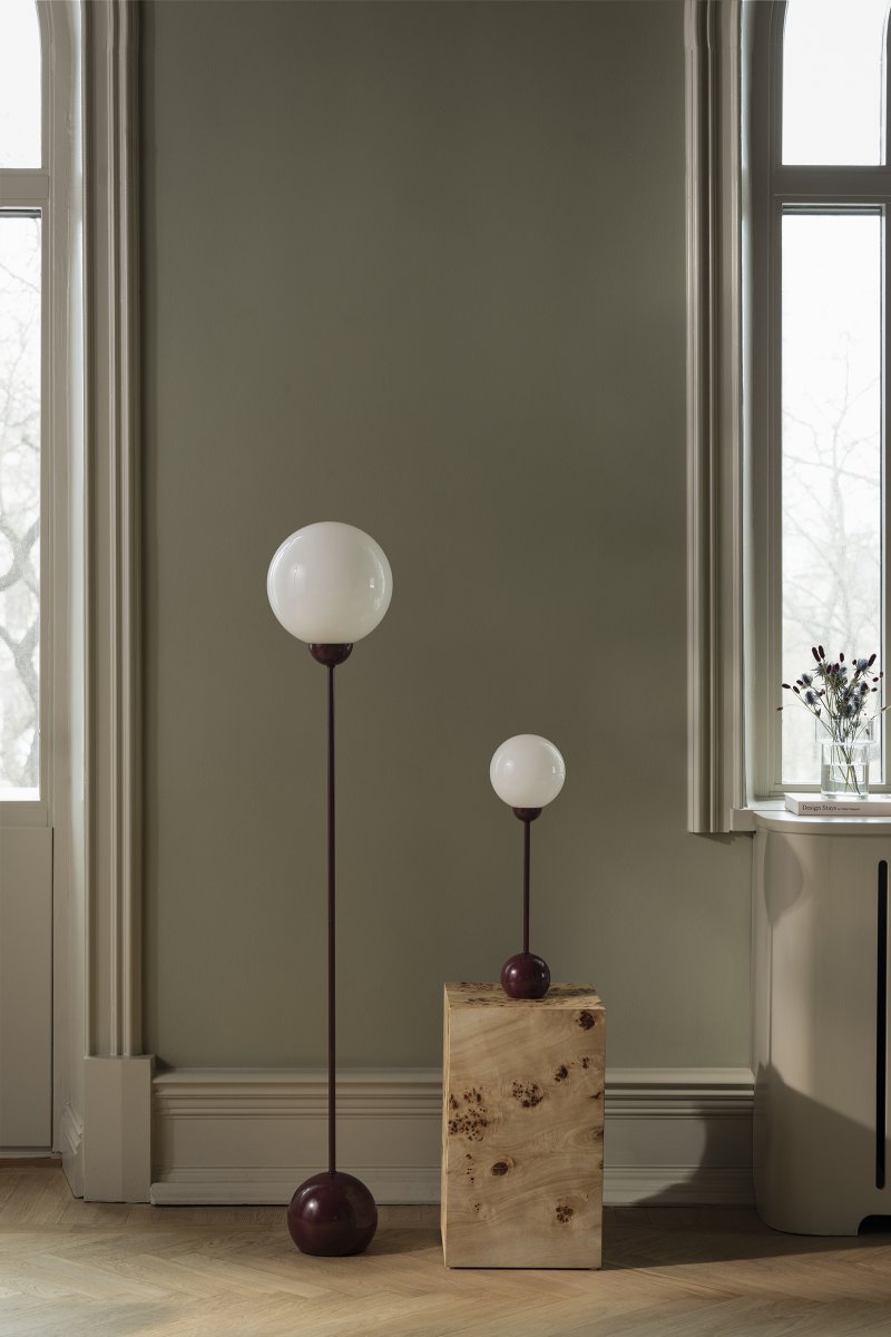 Ripley 52cm Burgund tischlampe Von Globen Lighting - Die schlanke Form und die abgerundeten Details verleihen der Leuchte einen modernen und verspielten Ausdruck, während der Glasschirm ein weiches und angenehmes Licht verbreitet.