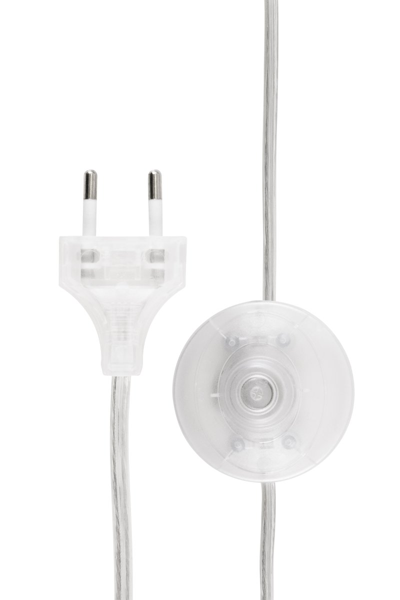 Ripley Burgund stehlampe Von Globen Lighting - Die schlanke Form und die sanft gerundeten Details verleihen der Leuchte einen modernen und verspielten Ausdruck.